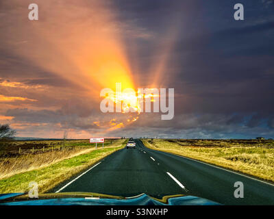 Fahrt vorbei an RAF Fylingdales Array Radarsystem in den North York Moors im Nationalpark in North Yorkshire Stockfoto