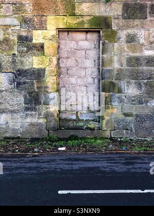 Die alte Tür wurde zugemauert Stockfoto