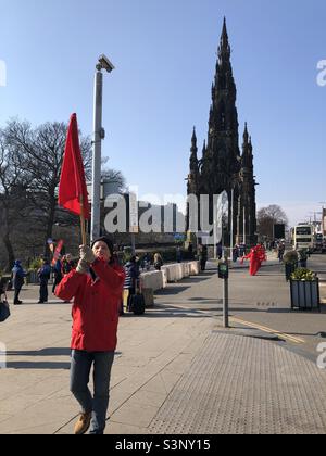 Edinburgh, Schottland, Großbritannien. 8. März 2022. Internationale Frauenwache und Kundgebung für Klimagerechtigkeit, langsamer Marsch von der Princes Street zum schottischen Parlament in Holyrood. Kredit Craig Brown Stockfoto