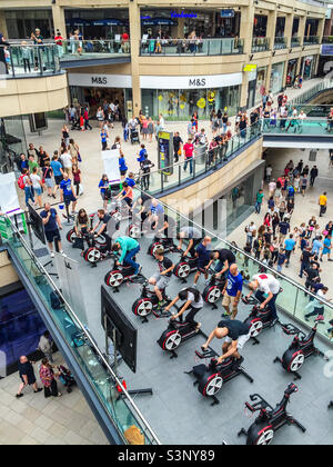 Rad- und Spinning-Klasse im Trinity Einkaufszentrum im Stadtzentrum von Leeds Stockfoto