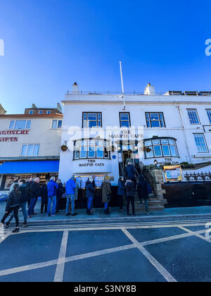 Lange Schlangen vor dem Fish and Chip Shop im Magpie Cafe in Whitby Stockfoto