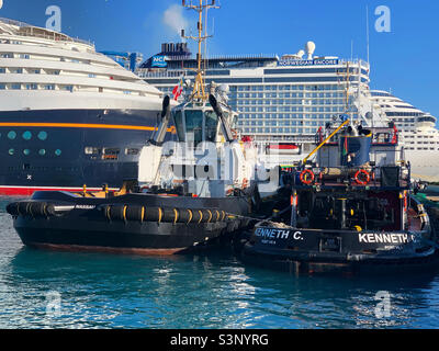 Januar 2022, Boote, Kreuzschiffe im Hintergrund, Prince George Wharf, Nassau, Bahamas, Nordamerika Stockfoto