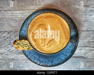 Ein perfekter flacher weißer Kaffee Stockfoto