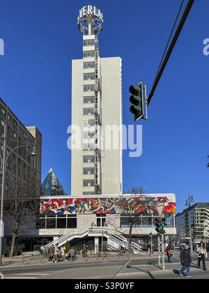 Das Pressecafe und neu enthülltes ostdeutsches Wandgemälde von Künstler Willi Neubert - Karl-Liebknecht-Str. 29A Mitte, Berlin. Stockfoto