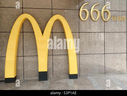 McDonald’s Logo mit 666, der Nummer des Biest Stockfoto