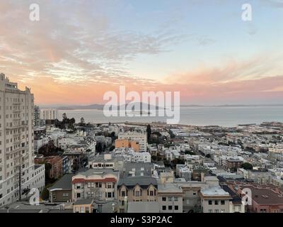 Blick auf die Bucht von San Francisco und die Insel Alcatraz vom Russian Hill aus Stockfoto