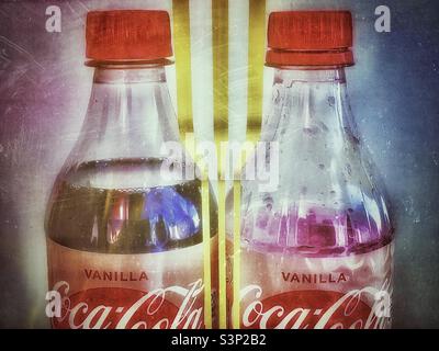 Zwei Flaschen Vanilla Coke, eine voll und die andere leer. Grunge-Effekt und goldenes liniertes Design digital über IOS-Apps hinzugefügt. Stockfoto
