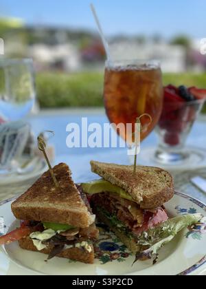 BLT-Sandwich und Eistee zum Mittagessen Stockfoto