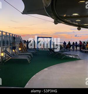 Januar 2022, auf dem Deck der MSC Divina bei Sonnenuntergang, während Sie Nassau, Bahamas, auf einer Kreuzfahrt von Miami, Florida, verlassen Stockfoto