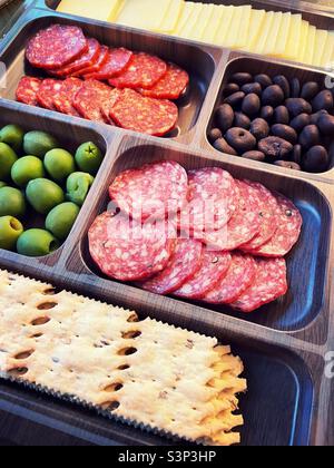 Nahaufnahme eines Verkostungsbretts für Charcuterie, 2022, USA Stockfoto