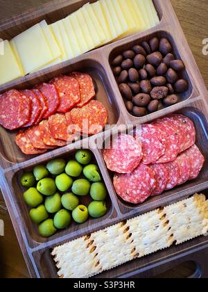 Nahaufnahme eines Verkostungsbretts für Charcuterie, 2022, USA Stockfoto