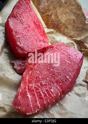 Frische Lachssteaks in Sushi-Qualität in der Verpackung des Fischmongers, 2022, USA Stockfoto