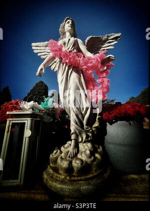 Engelsstatue mit rosa Blumengirlande auf dem East Finchley Cemetery Stockfoto