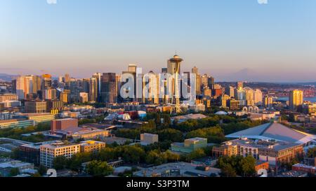 Skyline von Seattle in der Abenddämmerung Stockfoto