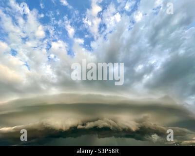 Gewitterwolken mit Sonnenlicht Stockfoto