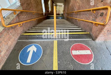 Die Stufen, die zum Bahnsteig 1 des Bahnhofs an der Foregate Street in Worcester UK führen Stockfoto