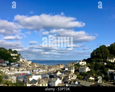 Blick von West Looe, Cornwall, Richtung East Looe, mit Rame Head in der Ferne. Stockfoto