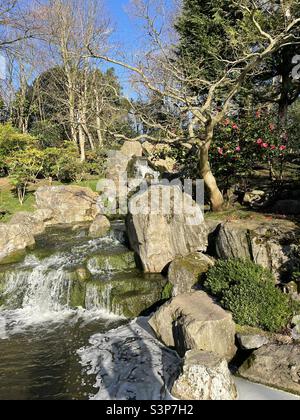 Wasserfall im Kyoto Garden, Holland Park, London Stockfoto