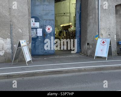 Ort des Roten Kreuzes und anderer humanitärer Organisationen in Koper, Slowenien, um Kleidung und andere Nothilfe für Flüchtlinge und Menschen, die in der Ukraine bleiben, zu sammeln. Stockfoto