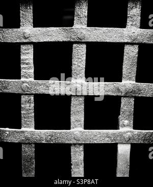 Mittelalterliche Metallbars, die an einem Fenster in der antiken Stadt Gorbio France gefunden wurden. Stockfoto