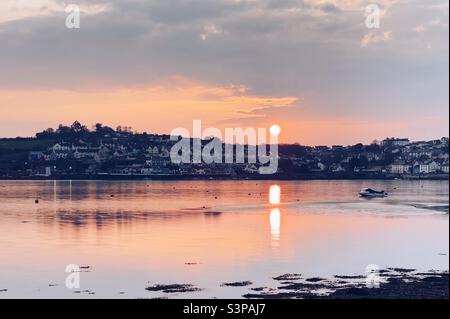 Blick über den Fluss Torridge in Richtung Appledore, Devon bei Sonnenuntergang Stockfoto