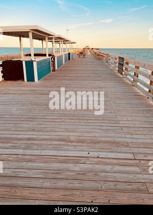 Am 2. Avenue Pier in Myrtle Beach, South Carolina, USA, geht die Sonne unter Stockfoto