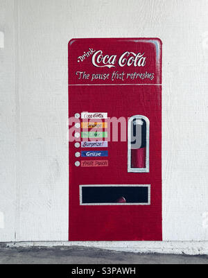 Coca-Cola-Maschine an der Wand gestrichen Stockfoto