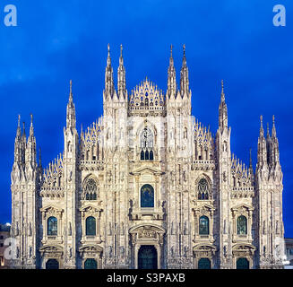 Die Frontfassade des berühmten Mailänder Doms in Mailand, Italien Stockfoto
