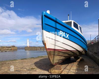 Boot auf der Slipway am Newhaven Harbour, Edinburgh Stockfoto