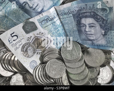 Geld! Geld! Geld! Eine Sammlung von £5 Banknoten und 10 Pence-Stücken der Bank of England. Foto ©️ COLIN HOSKINS. Stockfoto