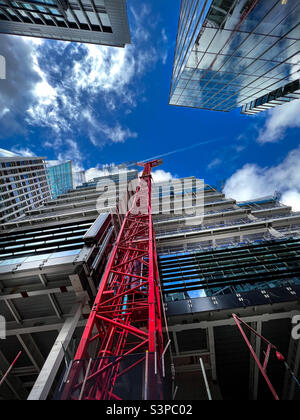 Red Crane baut Hochhäuser im Finanzviertel der City of London, Großbritannien. Januar 2022. Stockfoto