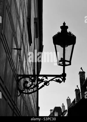 Lamppost an der Wand. Prag, Hauptstadt der Tschechischen Republik 26. März 2022 Stockfoto