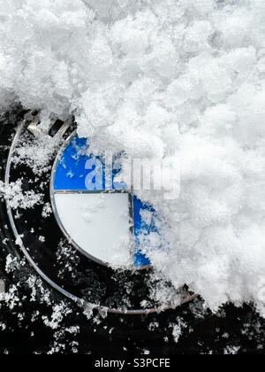 Mit Schnee bedecktes BMW-Logo-Emblem Stockfoto