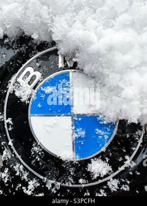 Mit Schnee bedecktes BMW-Logo-Emblem Stockfoto
