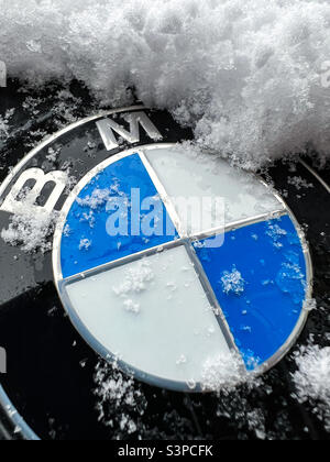 Mit Schnee bedecktes BMW-Logo-Emblem Stockfoto