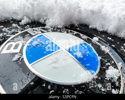 Mit Schnee bedecktes BMW-Logo-Emblem Stockfoto