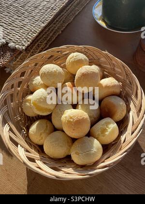 Brasilianisches Käsebrot, pão de queijo Stockfoto