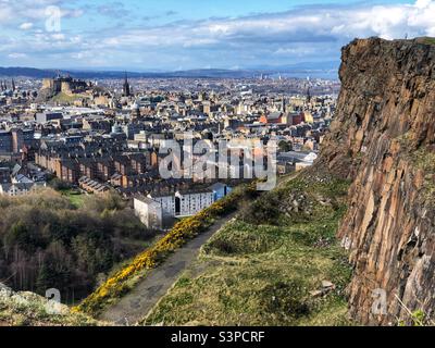 Blick auf die Burg von Edinburgh und die Dächer der Stadt von Salisbury Crags, Holyrood Park, Edinburgh Schottland Stockfoto