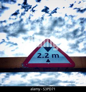 Verkehrswarnschild mit maximaler Höhe in Großbritannien Stockfoto