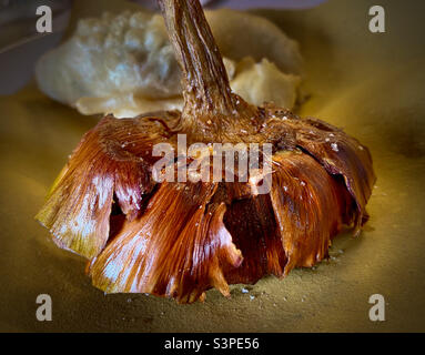 Carciofi Alla Giudia, römisch-jüdische Artischocken im gebratenen/gerösteten Stil. Rom, Italien Stockfoto