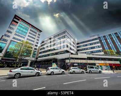 Reihe von Taxis am Taxistand in der Krankenstation in Leeds West Yorkshire Stockfoto