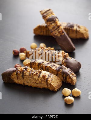 Frisch gebackene Haselnuss-Biscotti aus Schokolade für einen Nachmittag Stockfoto