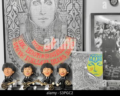 Beatles und andere musikbezogene Erinnerungsstücke werden auf einer Regalfläche in einem Heimbüro/Studio in Utah, USA, ausgestellt. Stockfoto