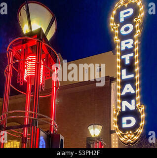 Das ikonische und historische Portland Theater Schild am Broadway und 13., heute Sitz der Arlene Schnitzer Concert Hall Stockfoto