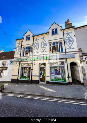 Dekoriertes Zweiggebäude der Yorkshire Building Society in der Flowergate in Whitby Stockfoto