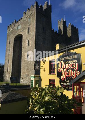 Durty Nellys außerhalb von Bunratty Castle in Irland. Stockfoto