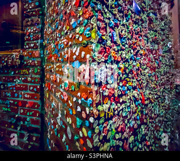 Ecke der (in)berühmten Gummimauer auf dem Pike Pkace Markt von Seattle, Washington…. Eine etwas unkonventionell und wohl weniger als hygienische Attraktion Stockfoto