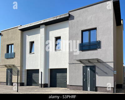Außenansicht eines modernen Stadthauses. Das Konzept der Außengebäude von Mehrfamilienhäusern Stockfoto