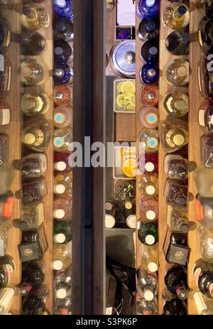 Ein vertikaler Blick auf die Bar in einem Worcester Restaurant mit seinen Spiegelungen Stockfoto