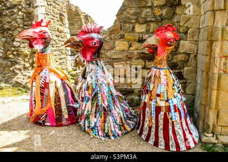 3 dekorierte Hahnenteller, die innerhalb der Burgmauern bei den traditionellen Hastings Jack in the Green Festlichkeiten stehen. Großbritannien, Mai 2008 Stockfoto